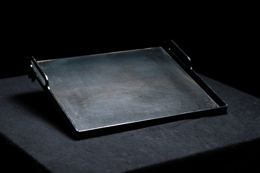 Hochwertige Plancha aus massivem Stahl, perfekt für die Zubereitung von Fleisch, Fisch und Gemüse. Ideal für Asado-Grillen.